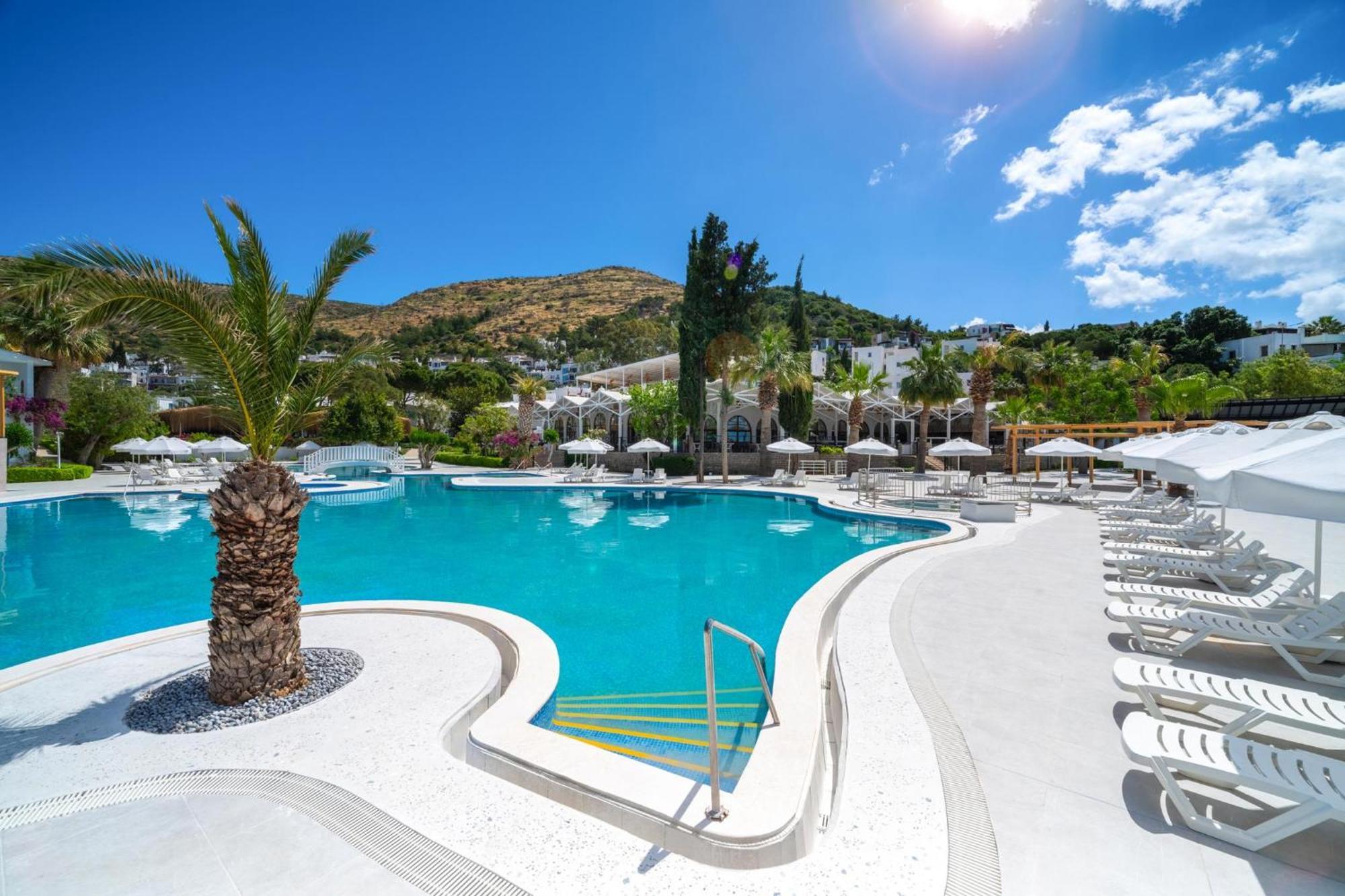 Labranda Tmt Bodrum Eksteriør bilde The resort's main pool