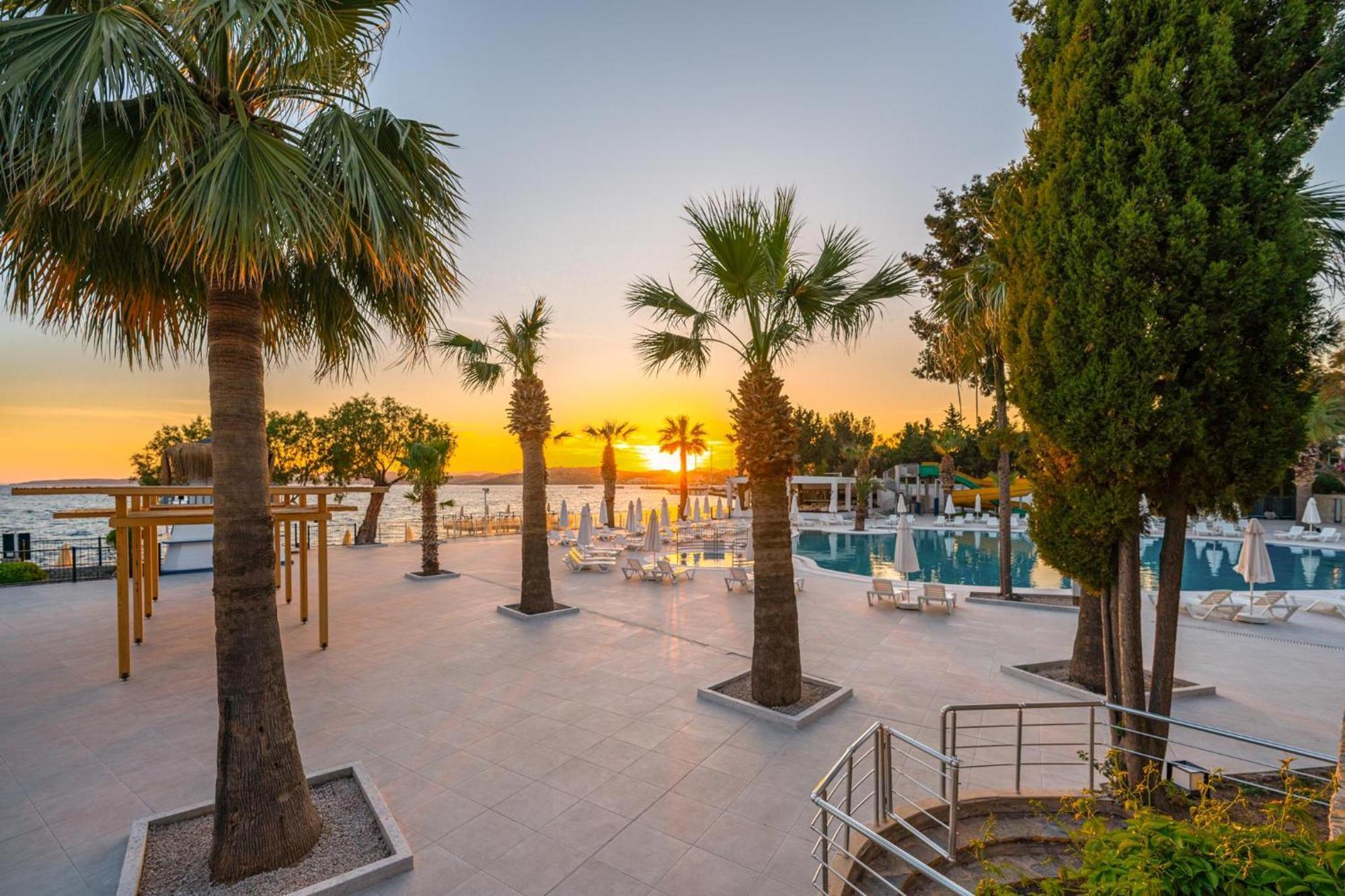 Labranda Tmt Bodrum Eksteriør bilde Sunset at the beach of the hotel