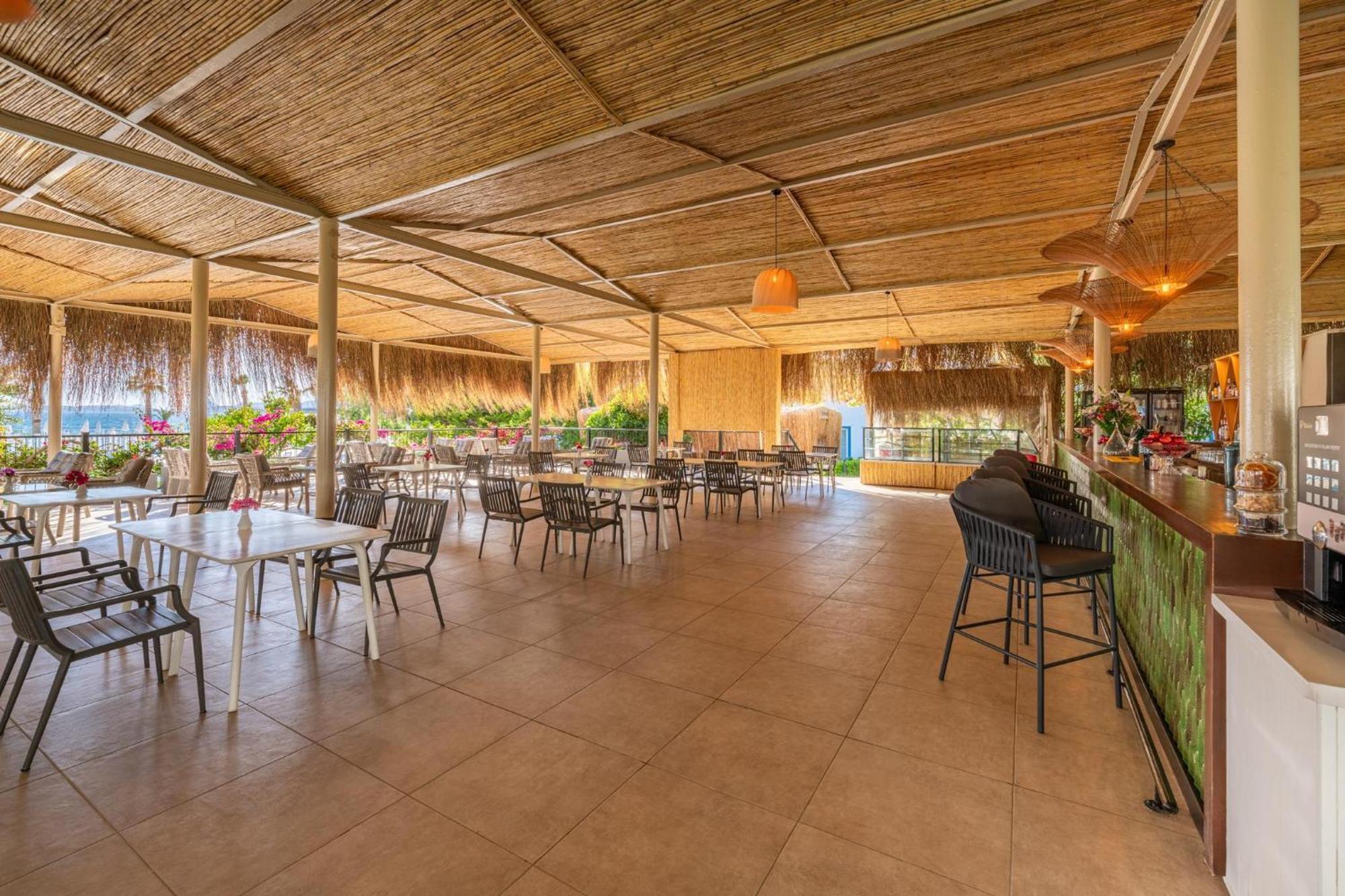 Labranda Tmt Bodrum Eksteriør bilde Restaurant at the resort