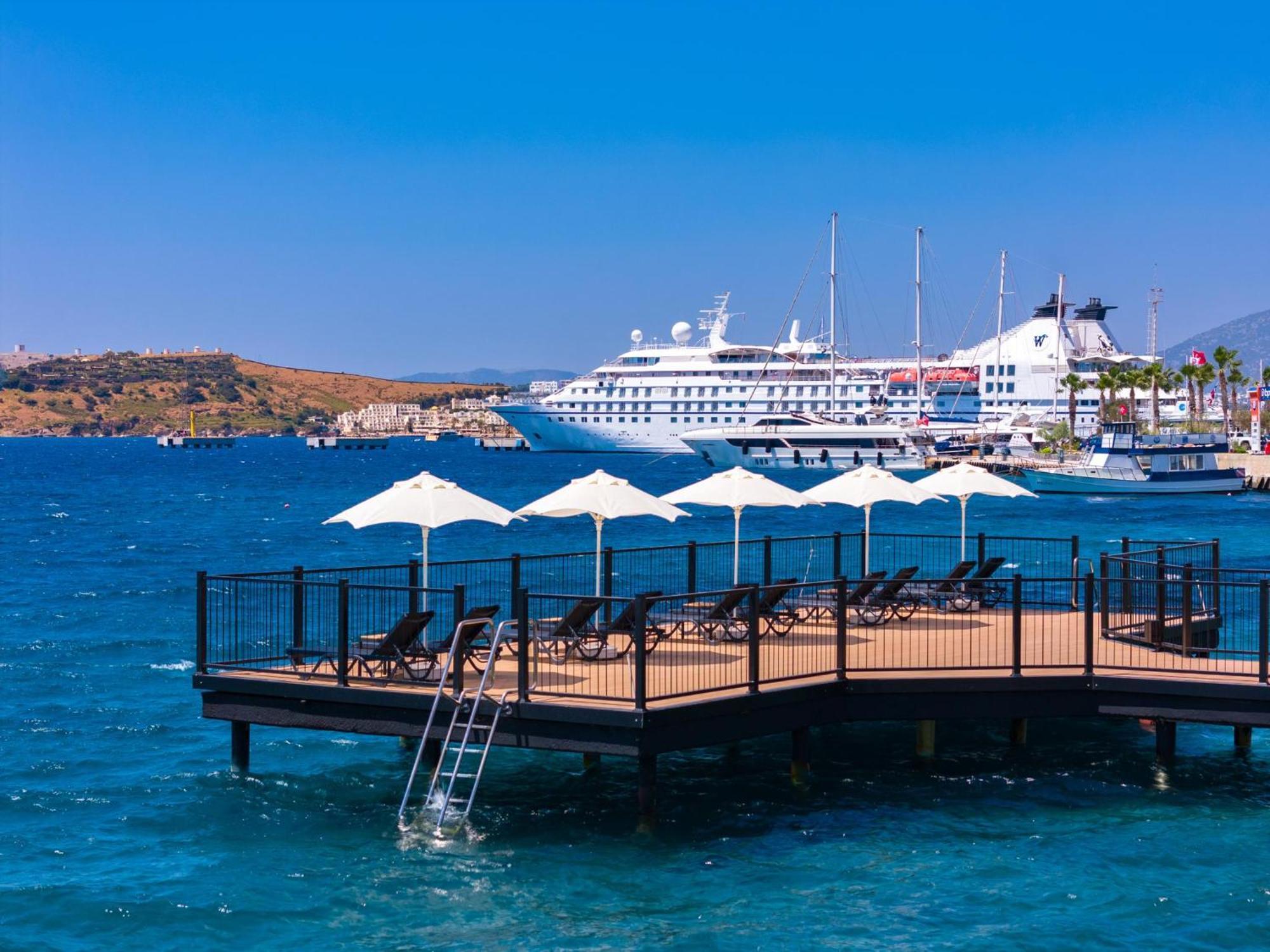 Labranda Tmt Bodrum Eksteriør bilde Cruise ship at the port of Kos